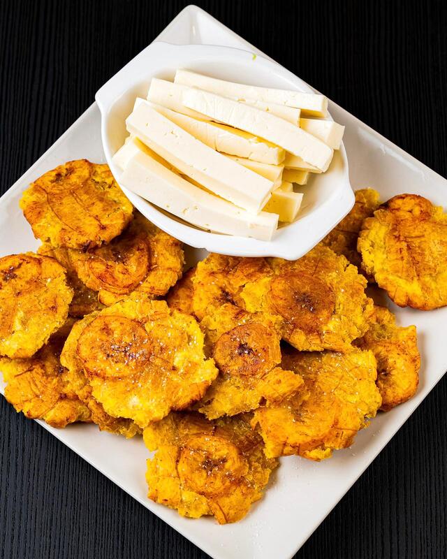 Patacones tostones con queso - Imagen 1